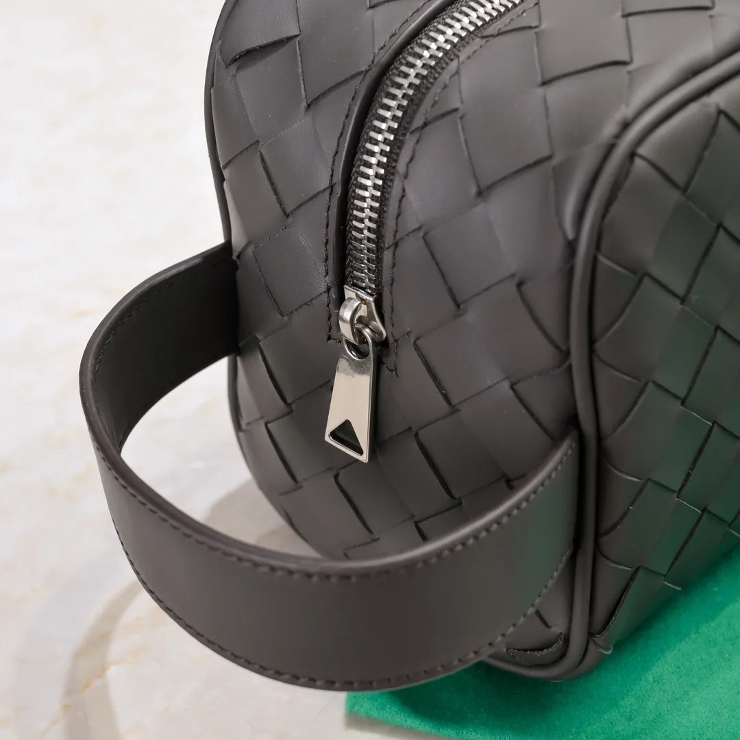 Batch 1280 BOTTEGA VENETA 2024 new INTRECCIATO classic toiletry bag, the choice of discerning people. The low-key luxury quality is the interpretation of its brand. If you like low-key BV, it is the first choice~~ Style number: 7799 Size: 26*13*10cm